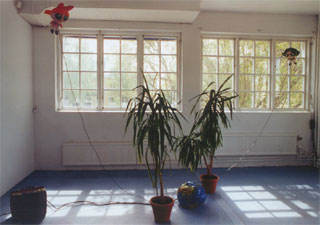 bild från Korrespondenser på galleri Verkligheten i Umeå 2003